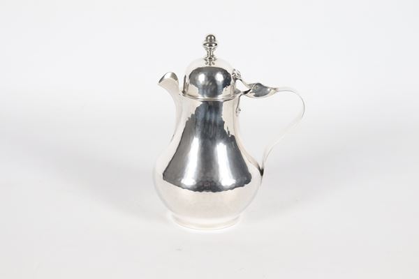 Piccola caffettiera in argento liscio con manico ricurvo, gr. 270