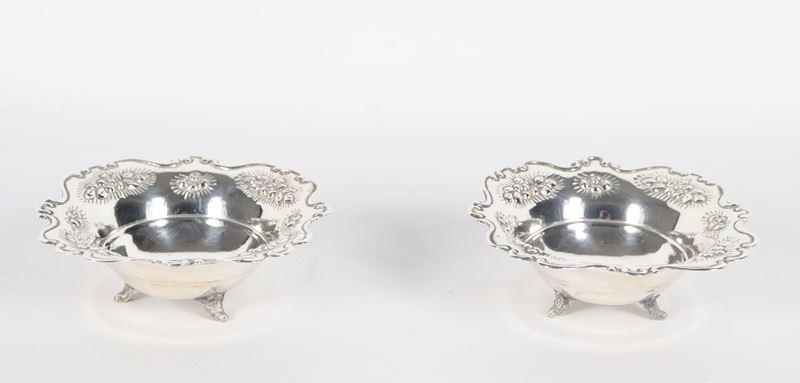 Coppia di ciotole quadrate in argento Titolo 925, con bordi cesellati e sbalzati a motivi di fior...