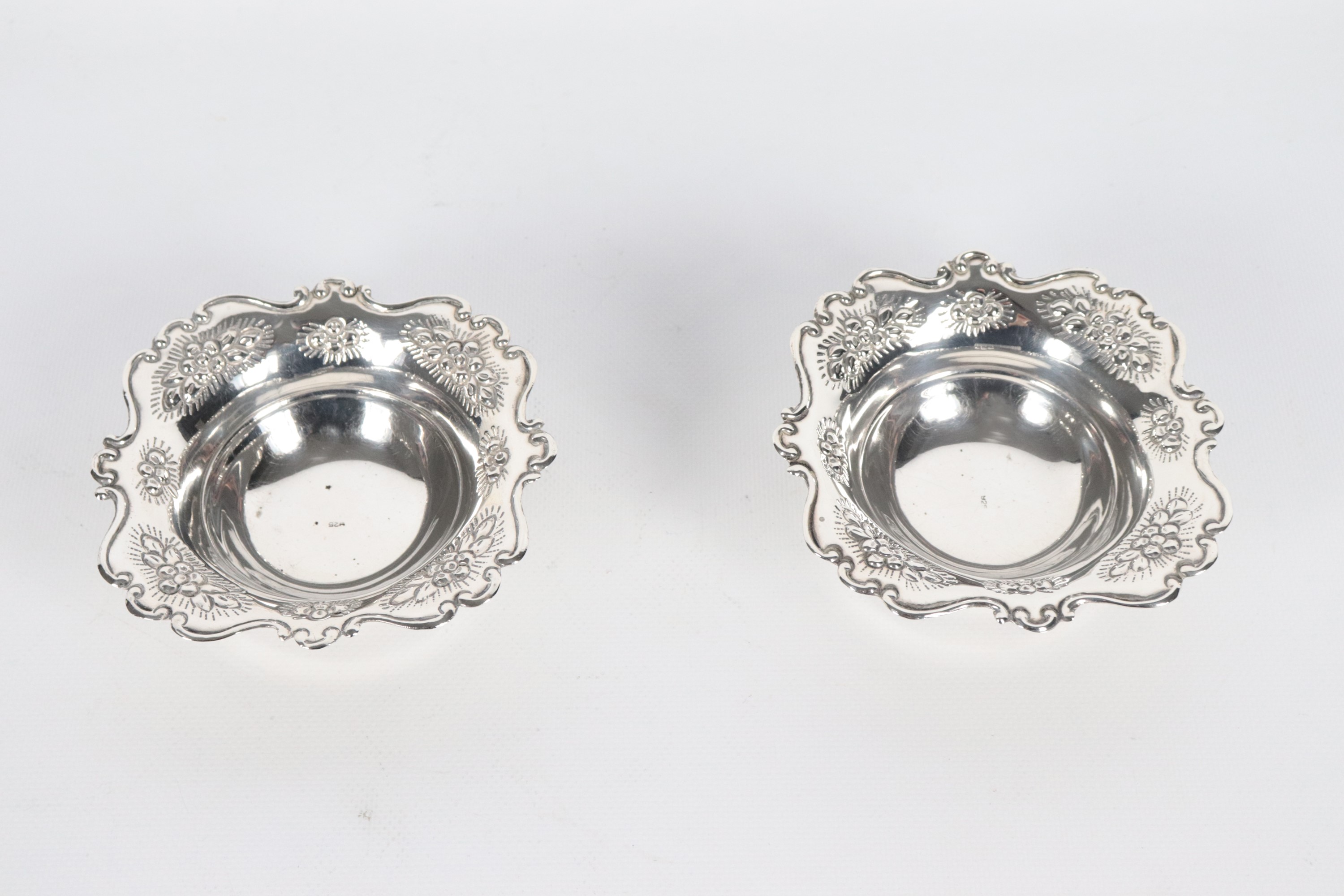 Coppia di ciotole quadrate in argento Titolo 925, con bordi cesellati e sbalzati a motivi di fior...