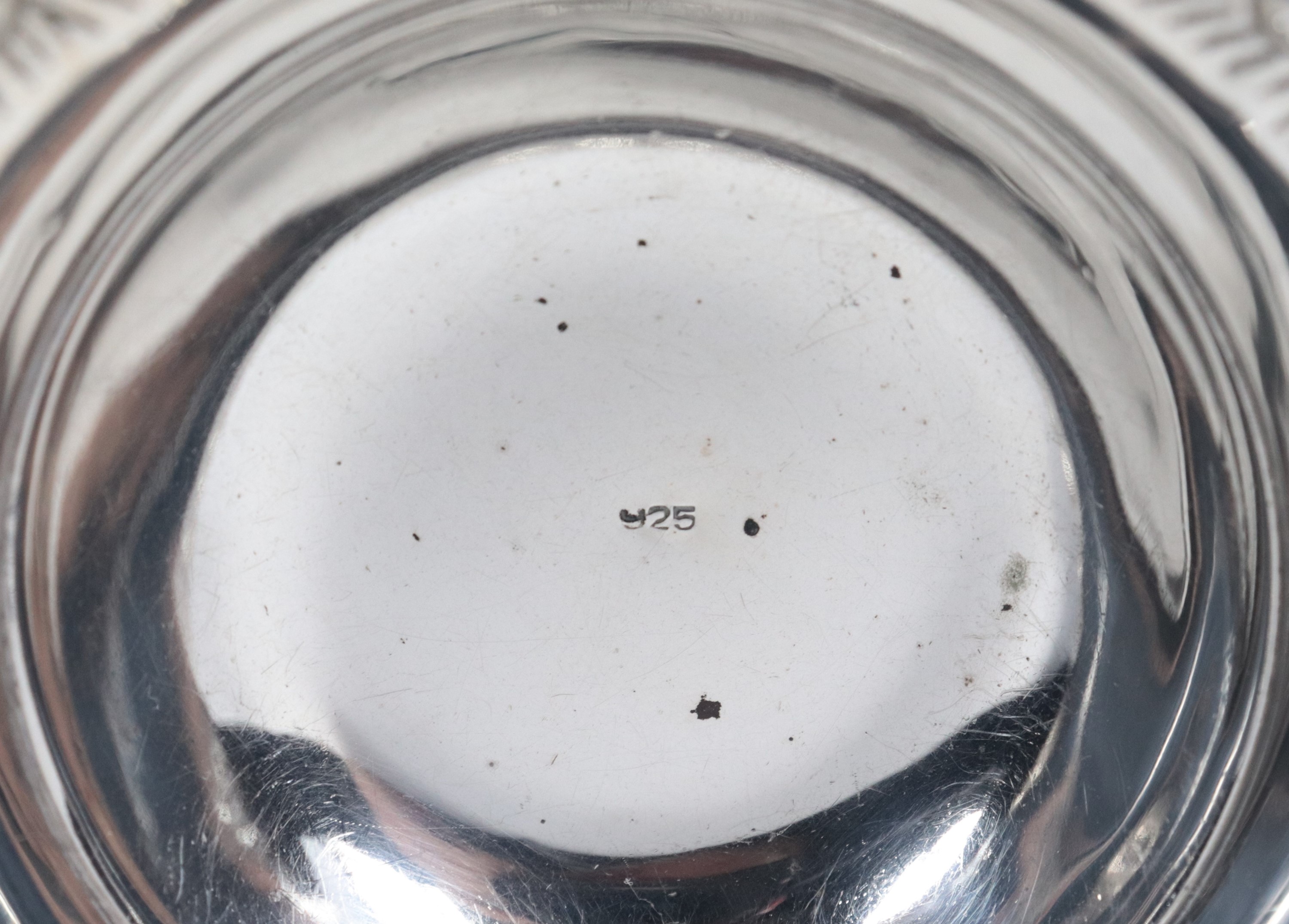 Coppia di ciotole quadrate in argento Titolo 925, con bordi cesellati e sbalzati a motivi di fior...