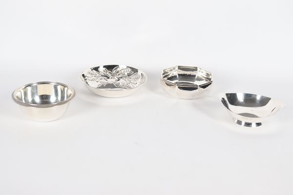 Lotto di quattro ciotole in argento cesellato e sbalzato, misure e forme differenti, gr. 370