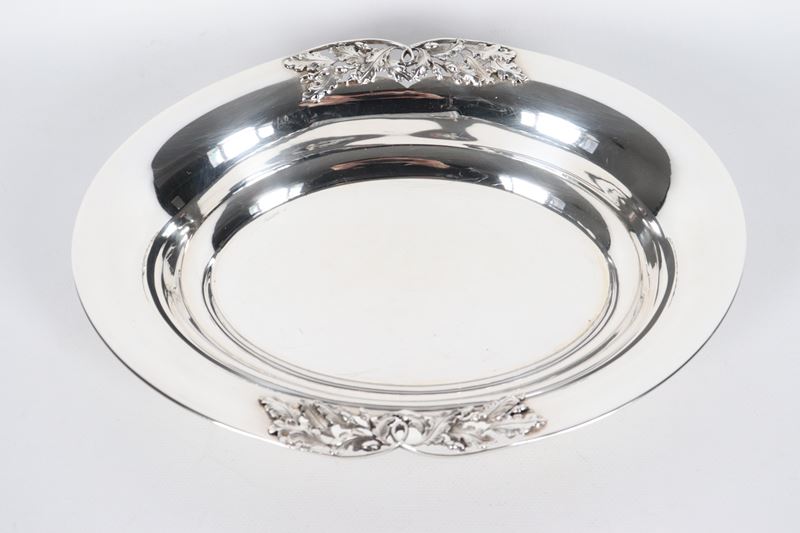 Fruttiera ovale in argento Titolo 925, con bordo traforato e sbalzato a motivi di foglie e ghiand...