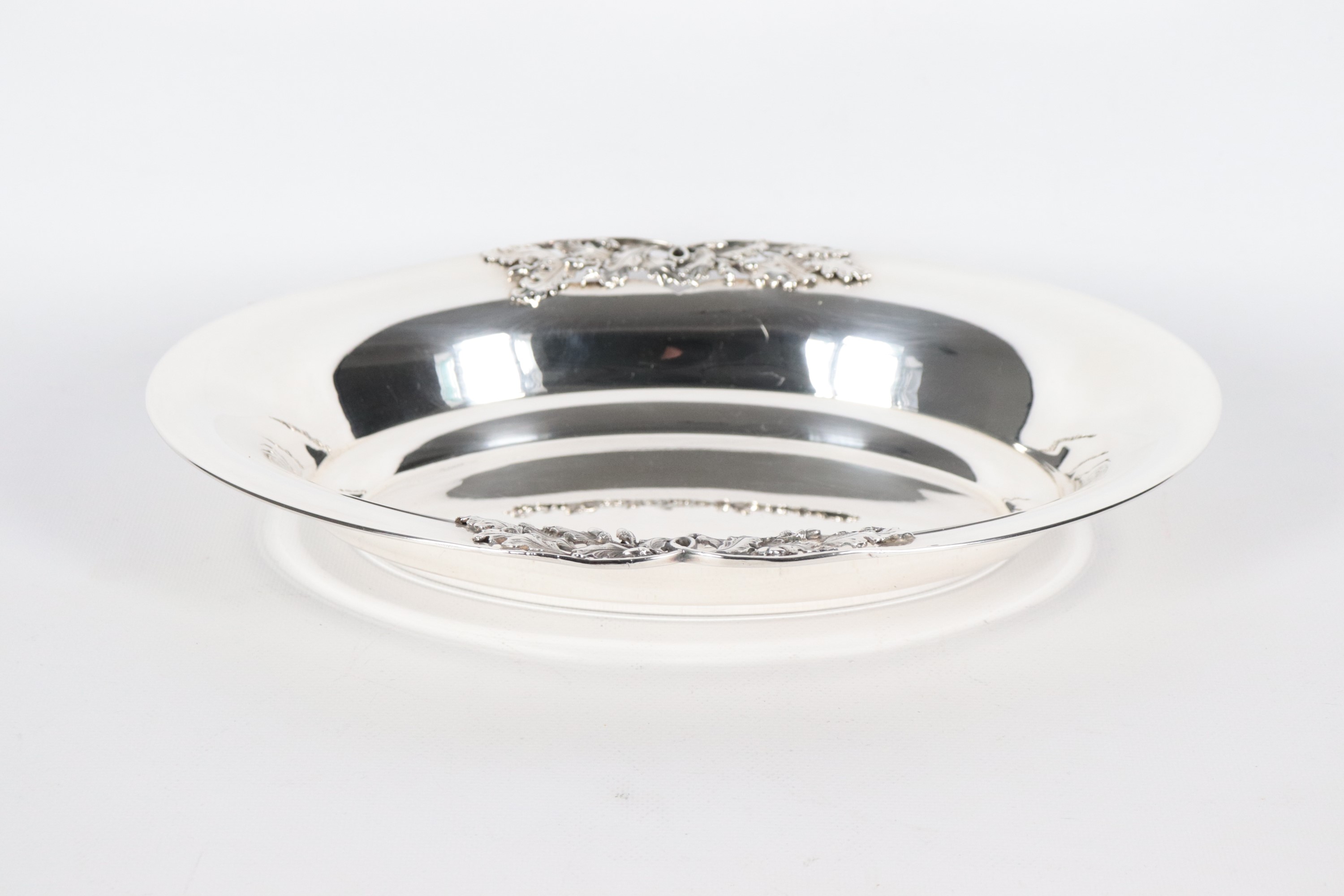 Fruttiera ovale in argento Titolo 925, con bordo traforato e sbalzato a motivi di foglie e ghiand...
