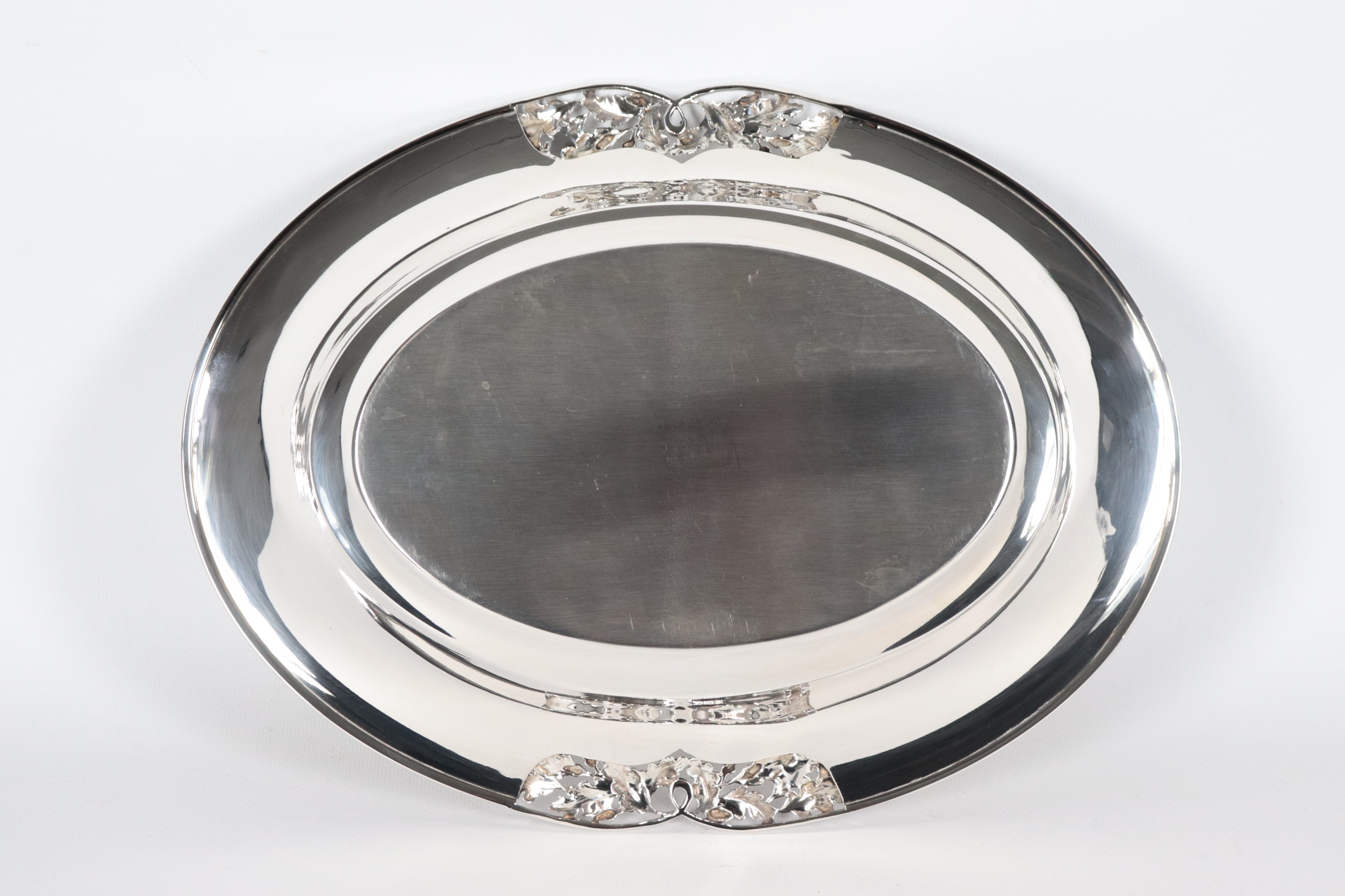 Fruttiera ovale in argento Titolo 925, con bordo traforato e sbalzato a motivi di foglie e ghiand...