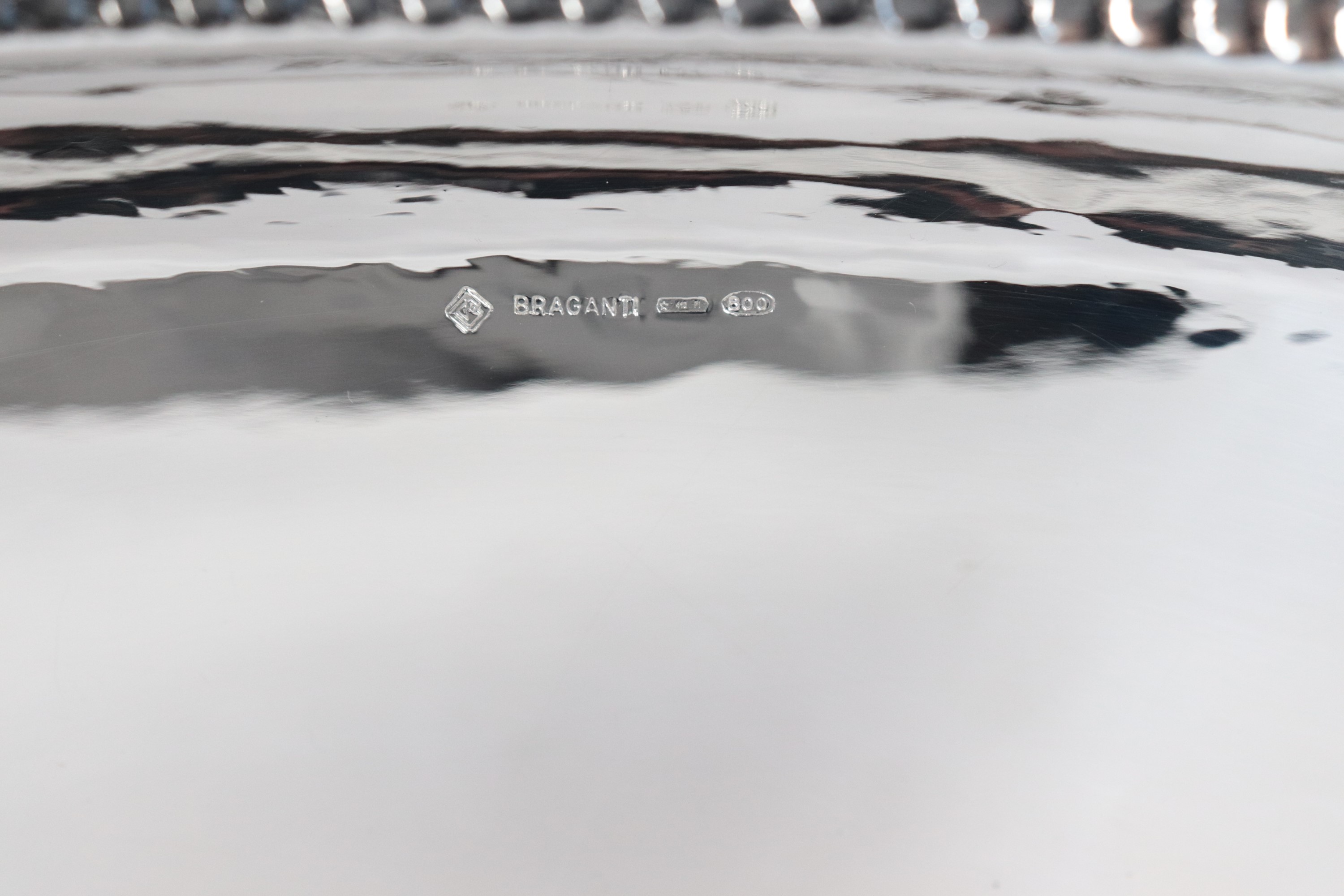 Grande fruttiera rettangolare in argento con bordo interamente cesellato e sbalzato a motivi di f...