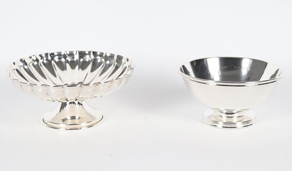 Lot of two silver cups: one smooth and one chiseled and embossed, gr. 410