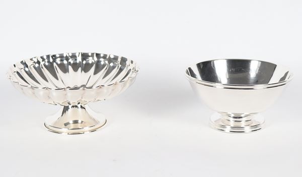 Lotto di due coppe in argento: una liscia e una cesellata e sbalzata, gr. 410