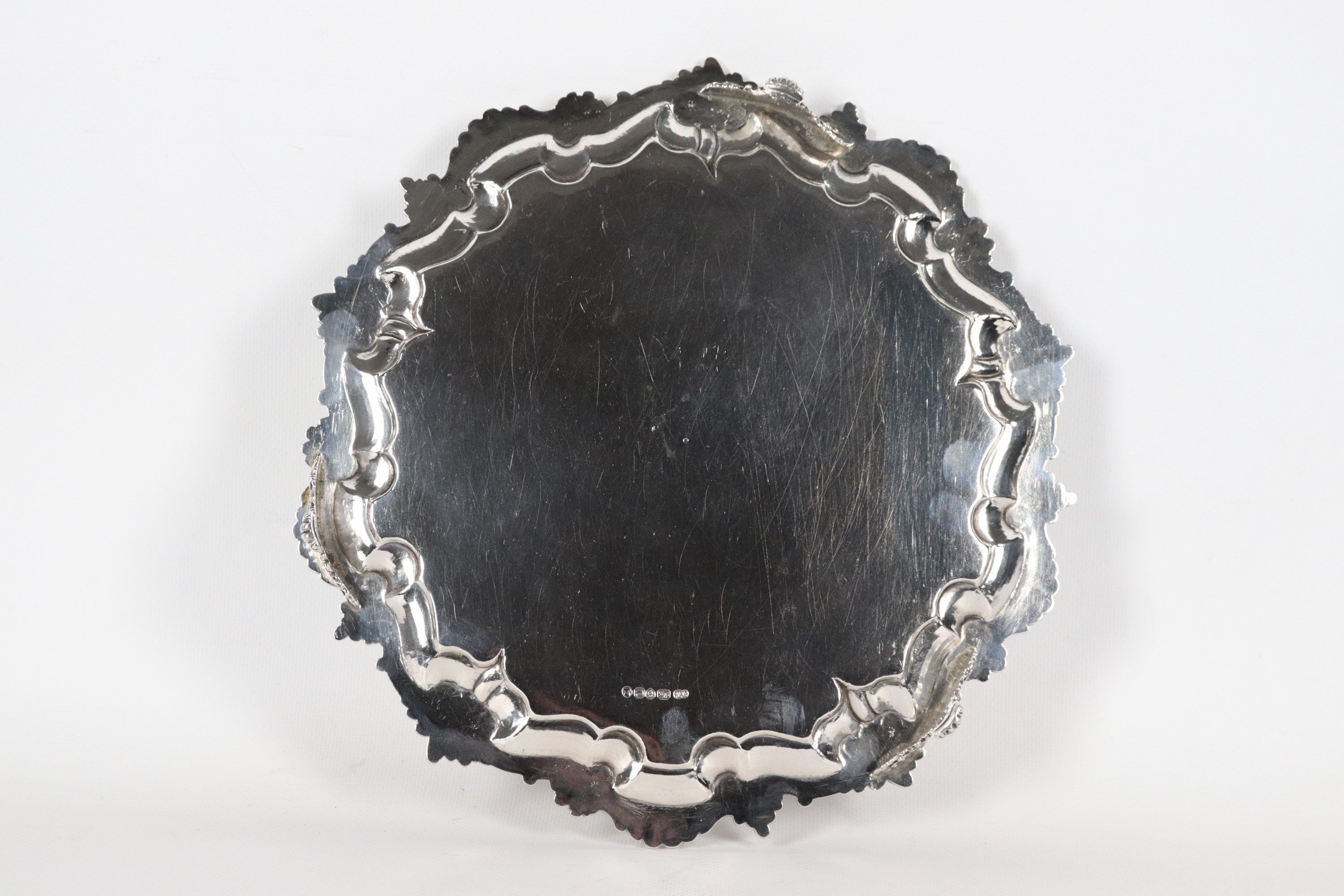 Antico salver inglese in argento Epoca Giorgio IV, con bordo sagomato e cesellato a motivi di vol...