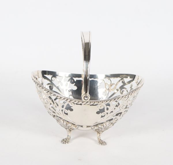 Oval basket in 925 Sterling silver, entirely embossed, chiseled and perforated, with handle and four curved feet, 175 g