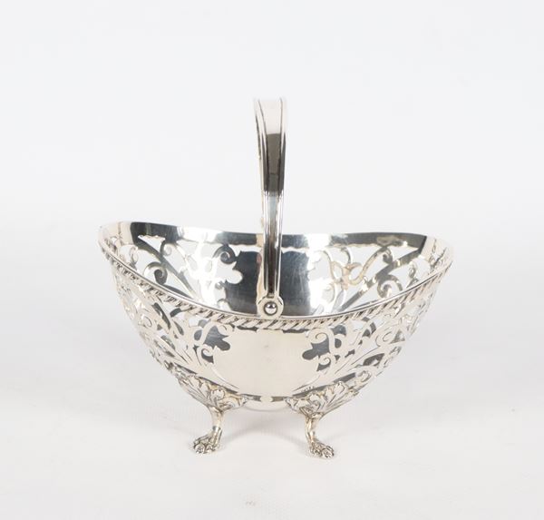 Cestino ovale in argento Sterling Titolo 925, interamente sbalzato, cesellato e traforato, con manico e quattro piedini ricurvi, gr. 175