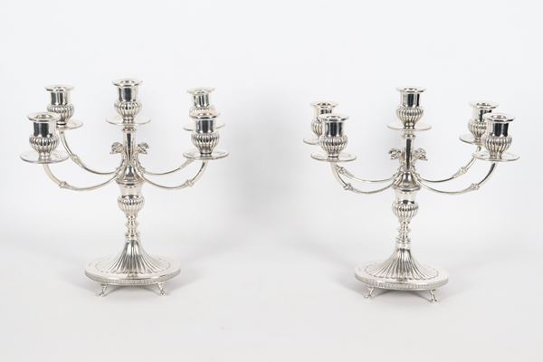 Coppia di candelabri a cinque fiamme in argento cesellato e sbalzato a motivi Luigi XVI, marcati Sandonà - Vicenza, gr. 1630
