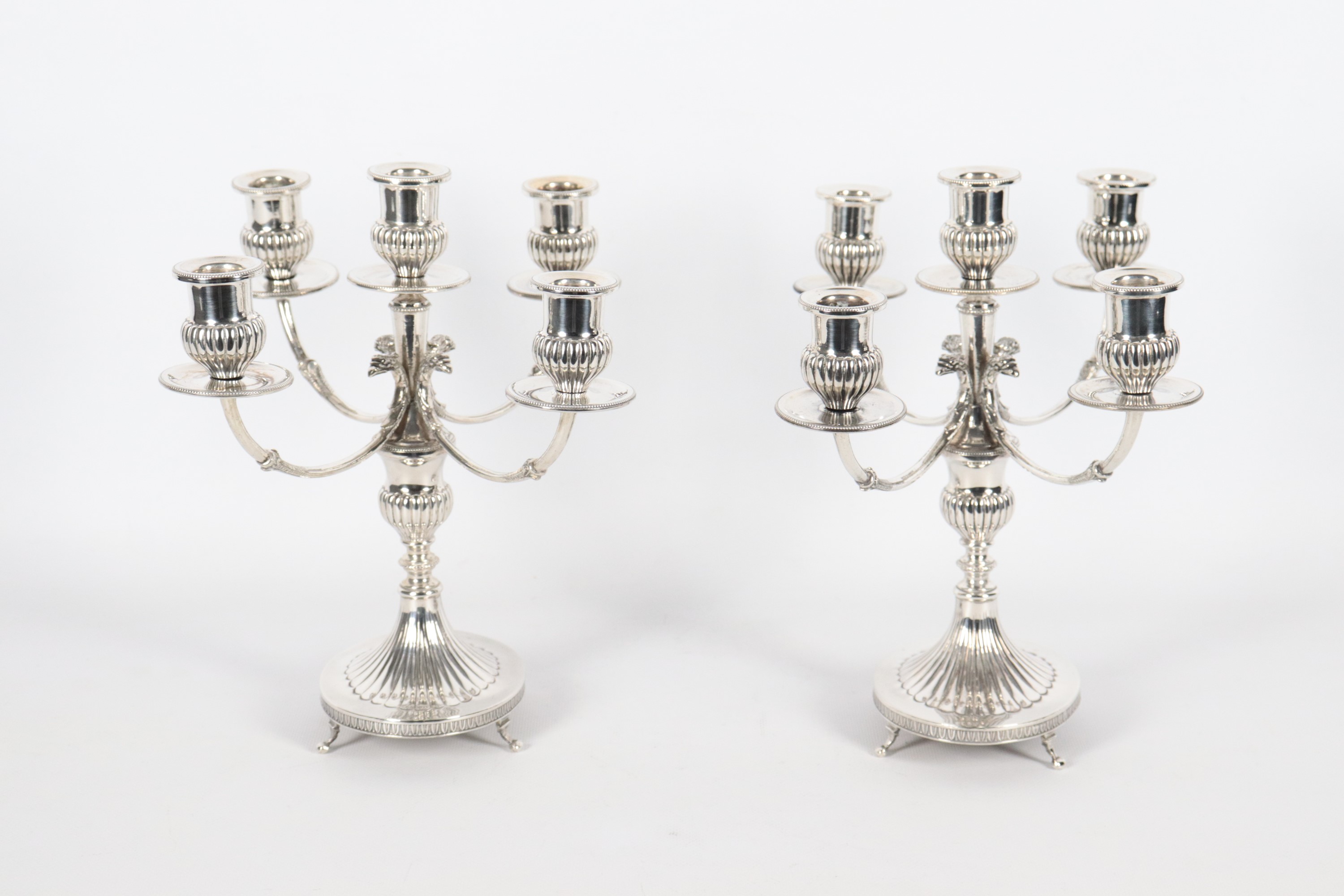 Coppia di candelabri a cinque fiamme in argento cesellato e sbalzato a motivi Luigi XVI, marcati ...