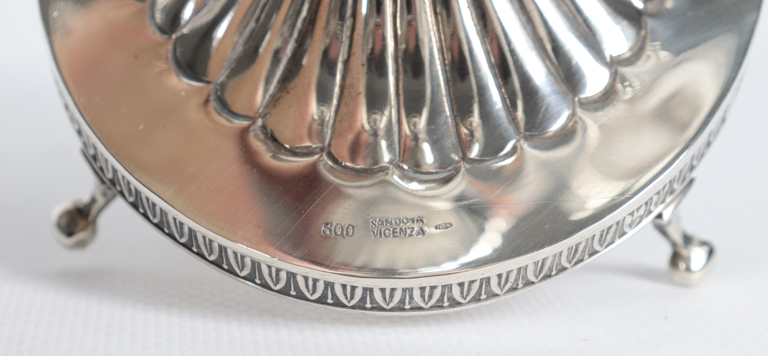 Coppia di candelabri a cinque fiamme in argento cesellato e sbalzato a motivi Luigi XVI, marcati ...