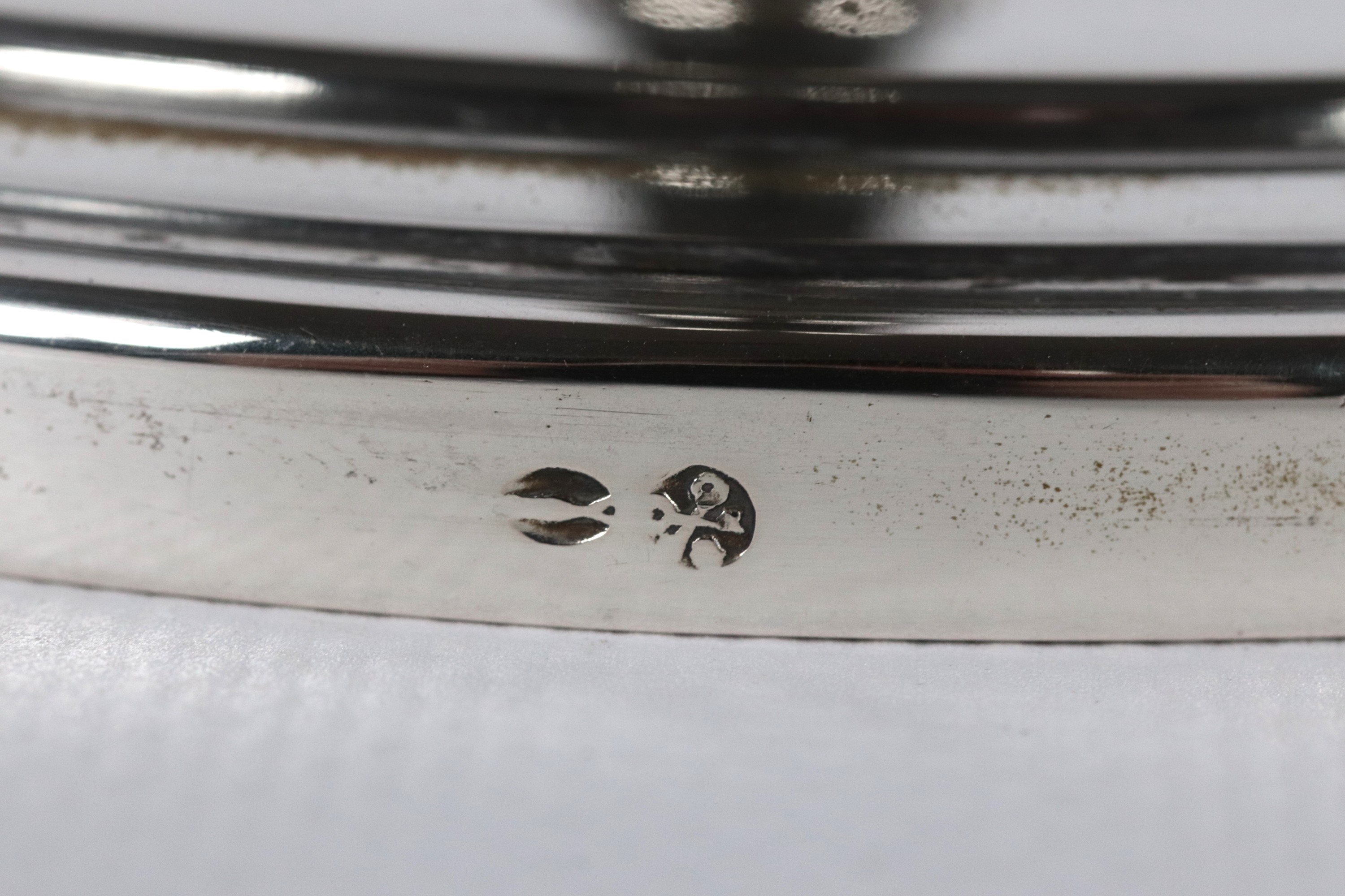 Coppia di antichi candelieri in argento liscio. Bolli Stato Pontificio 1805-1810, gr. 760