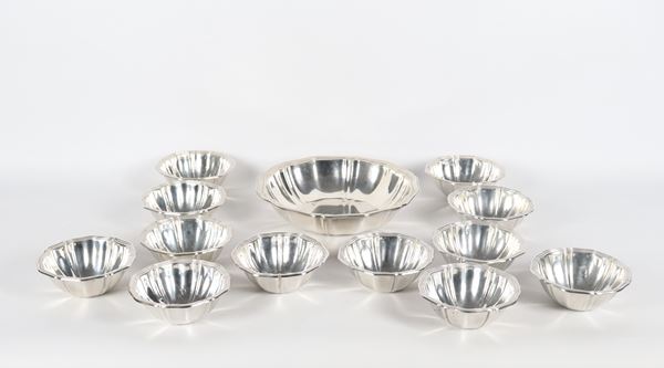 Ice cream service in silver metal, embossed and chiselled: a large serving bowl and twelve small bowls (13 pcs.)