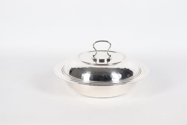 Round vegetable dish in silver metal, marked Garmo