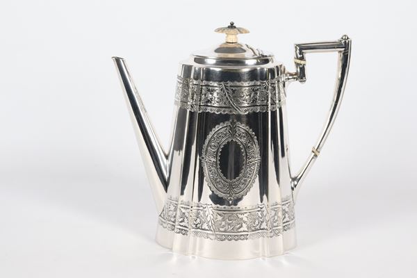 Antica caffettiera inglese vittoriana, in sheffield cesellato e sbalzato a volute floreali e medaglioni