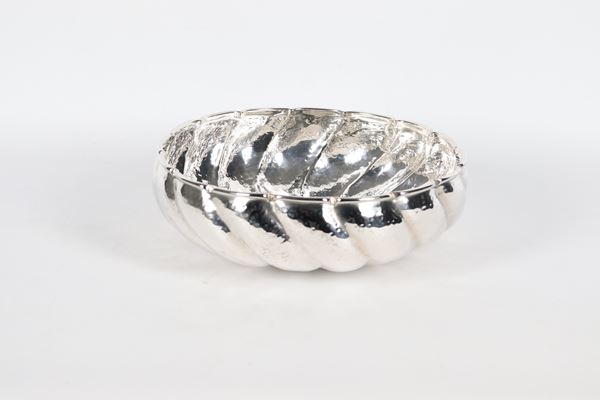 Round fruit bowl in silver-plated metal, chiseled and embossed with curved edge