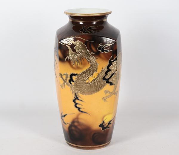 Vaso giapponese in porcellana policroma, con decorazioni di smalti a rilievo a motivi di draghi