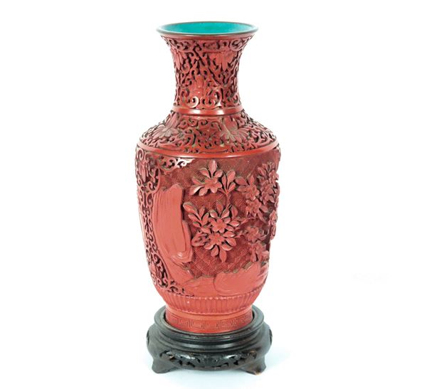 Antique small Chinese vase in red lacquer with oriental flower motif decorations, teak base glued to the bottom of the vase