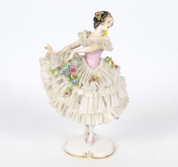 "Ballerina", statuina in porcellana policroma di Capodimonte, la merlettatura del vestito presenta qualche mancanza
