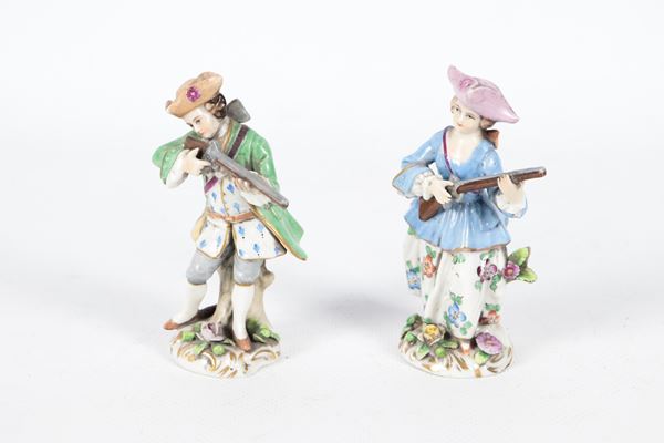 "Cacciatore e cacciatrice", coppia di statuine in porcellana policroma di Capodimonte