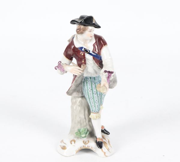 "Cacciatore", antica statuina in porcellana policroma di Meissen, il fiore verde presenta lieve mancanza