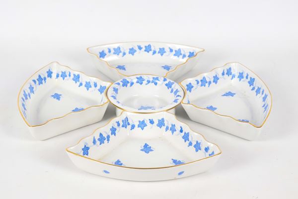 Antipastiera in porcellana di Herend con decorazioni azzurre a motivi di tralci e grappoli d'uva: una ciotola tonda e quattro ciotole a mezzaluna (5 pz)