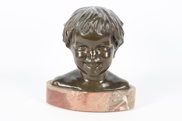 Francesco De Luca - XIX-XX Secolo - Firmato. "Testa di bambina", busto in bronzo con base ovale in marmo