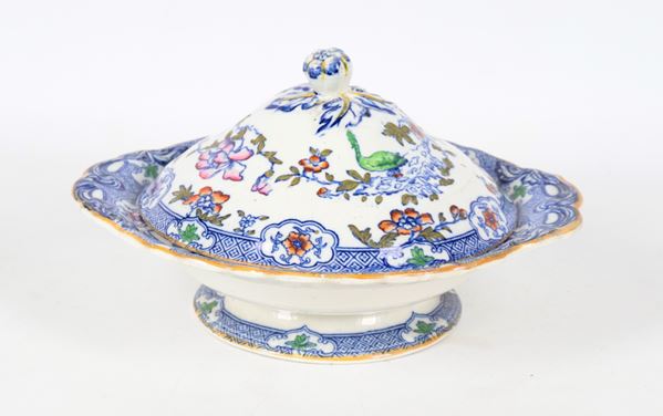 Antica zuppiera inglese vittoriana in terraglia, interamente decorata e variopinta a motivi di volute e fiori