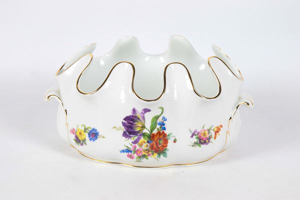 Rinfrescatoio in porcellana bianca Richard Ginori, con decorazioni variopinte a motivi di mazzetti di fiori e lumeggiature in oro zecchino