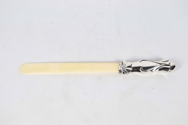 Antico tagliacarte inglese Epoca regina Vittoria, con manico in argento cesellato e sbalzato. Bolli Birmingham 1889
