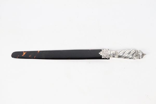 Antico grande tagliacarte inglese Epoca Regina Vittoria, con manico in argento interamente cesellato e sbalzato. Bolli Londra 1867 