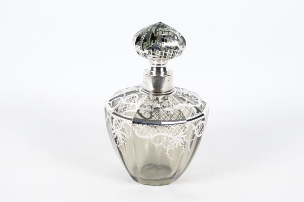 Bottiglia da liquore Liberty in cristallo fumè, con applicazioni in argento a motivi di volute floreali