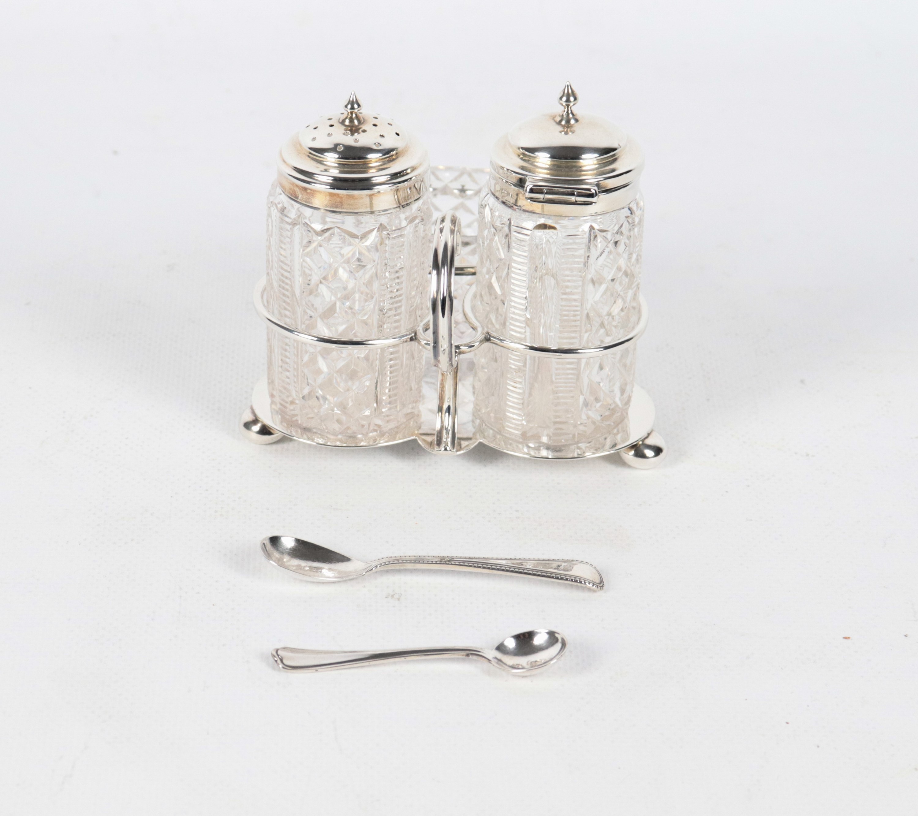 Necessaire da tavola inglese, Epoca Regina Vittoria, in argento e cristallo lavorato: saliera, mo...