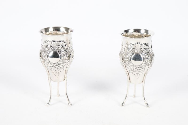 Coppia di alzate inglesi a tripode in argento Epoca Edoardo VII, interamente cesellate e sbalzate...