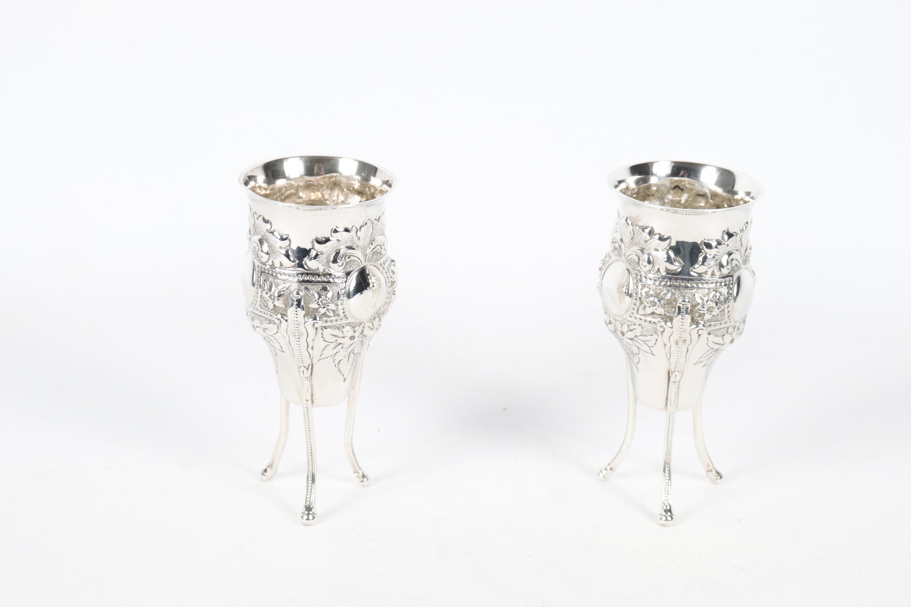 Coppia di alzate inglesi a tripode in argento Epoca Edoardo VII, interamente cesellate e sbalzate...