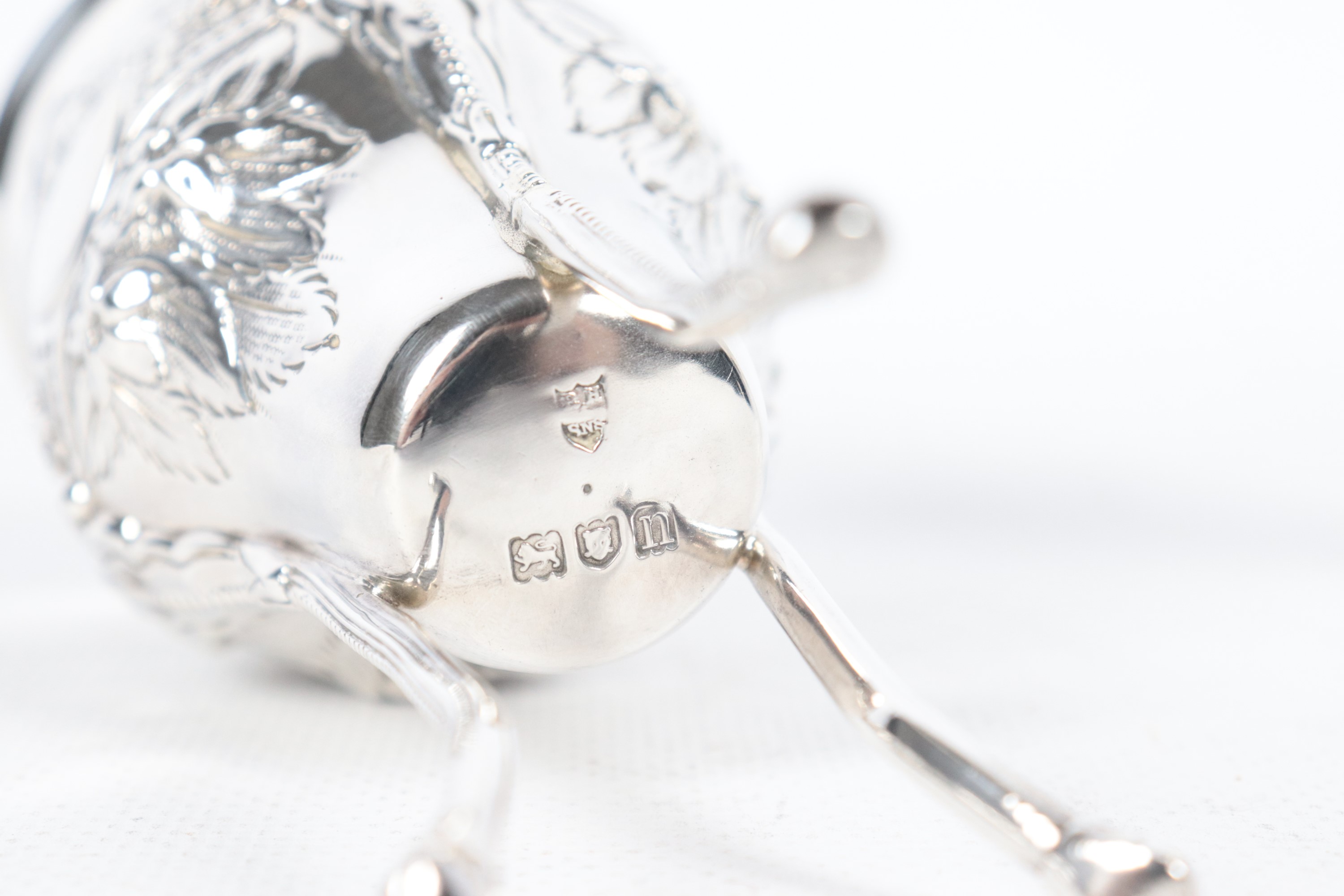 Coppia di alzate inglesi a tripode in argento Epoca Edoardo VII, interamente cesellate e sbalzate...