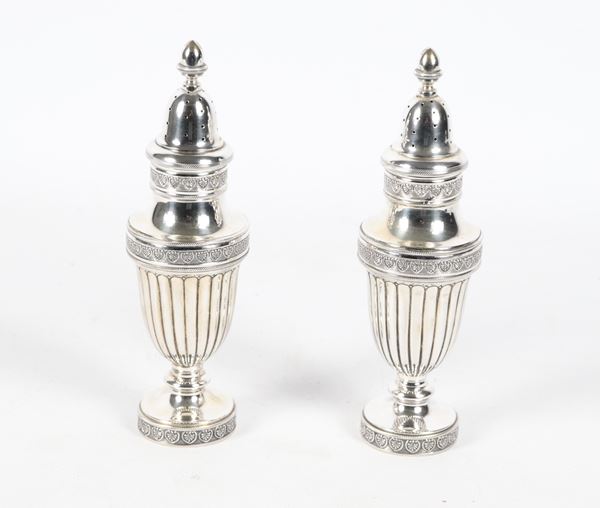 Pair of sugar shakers in chiseled and embossed silver with Empire motifs, gr. 312