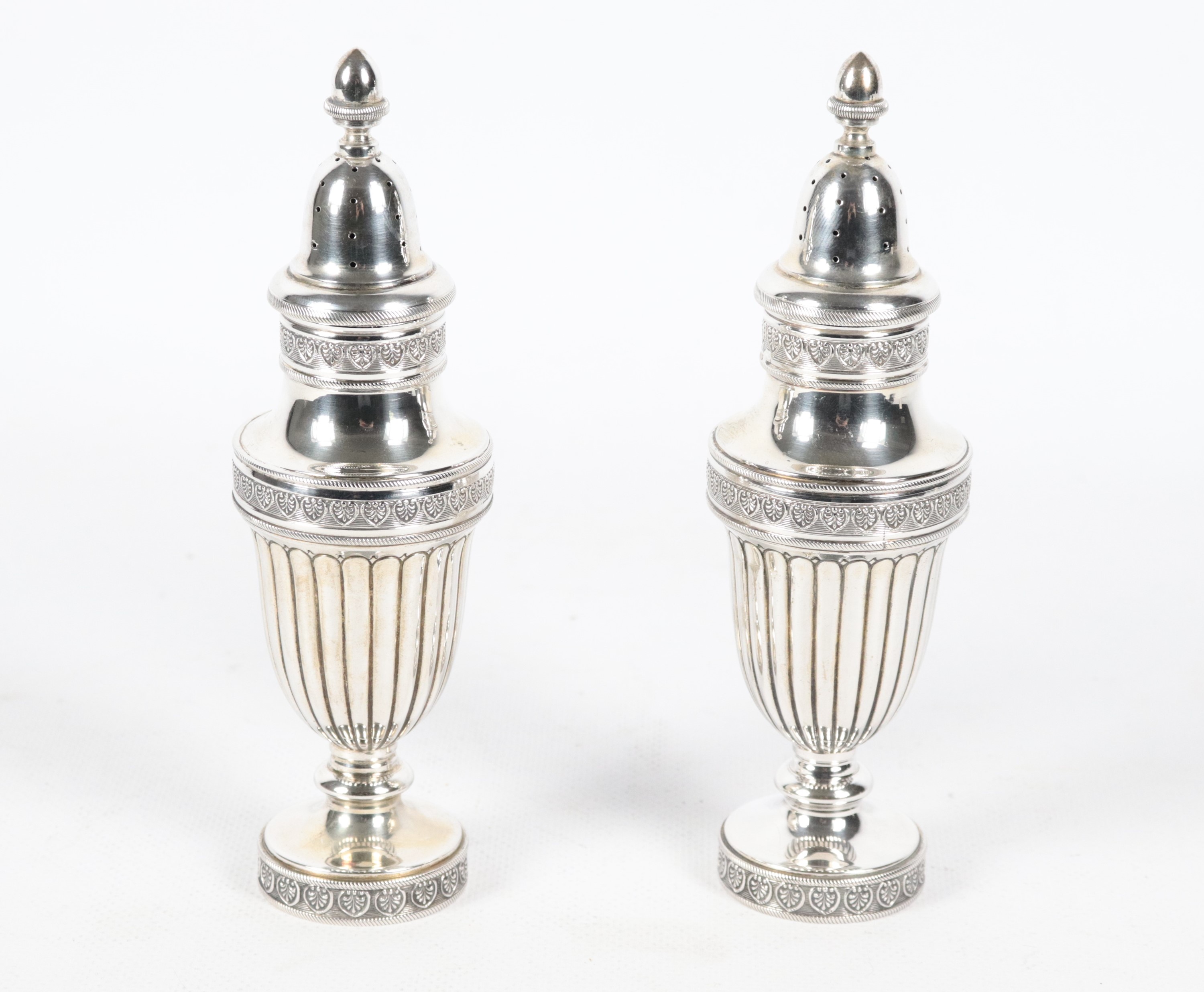Coppia di spargizucchero in argento cesellato e sbalzato a motivi Impero, gr. 312