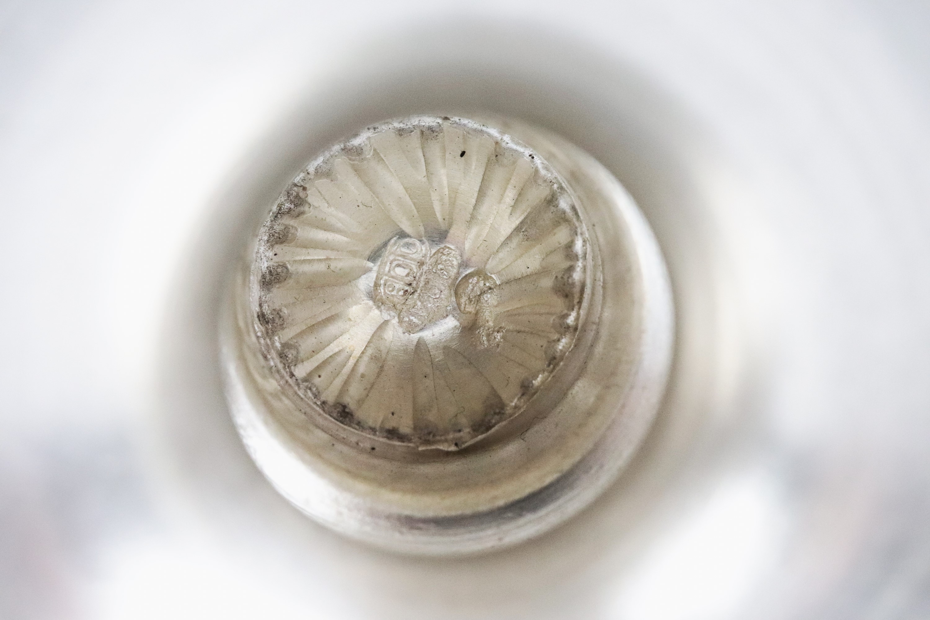 Coppia di spargizucchero in argento cesellato e sbalzato a motivi Impero, gr. 312