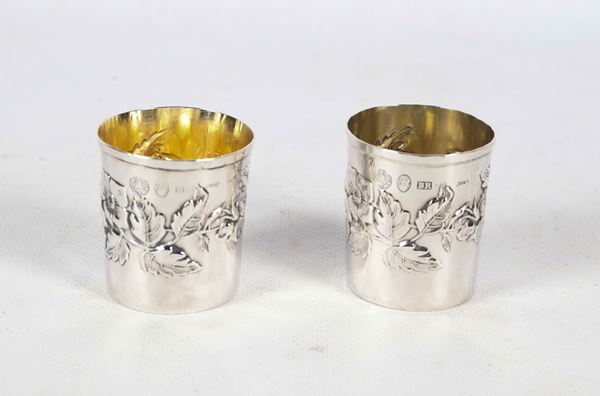 Coppia di bicchierini in argento marcati Brandimarte, cesellati e sbalzati a motivi floreali con interno in vermeil, gr. 60
