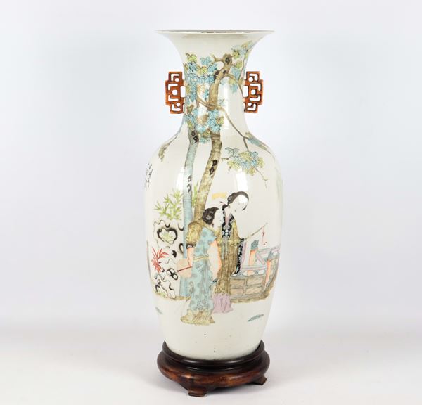 Antico vaso cinese in porcellana Periodo Tao Kuang (1821-1850), interamente decorato con smalti policromi a rilievo a motivi di scene di vita orientale, alberi, fiori e iscrizione, manici a finto corallo
