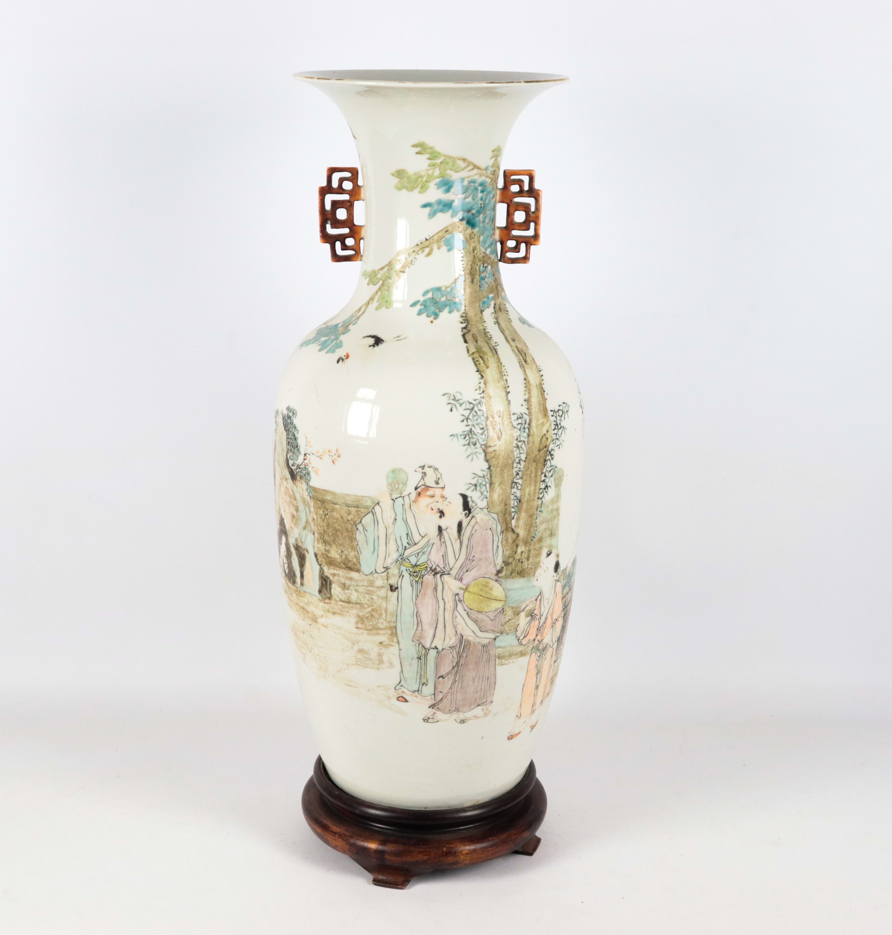 Antico vaso cinese in porcellana Periodo Tao Kuang (1821-1850), interamente decorato con smalti p...