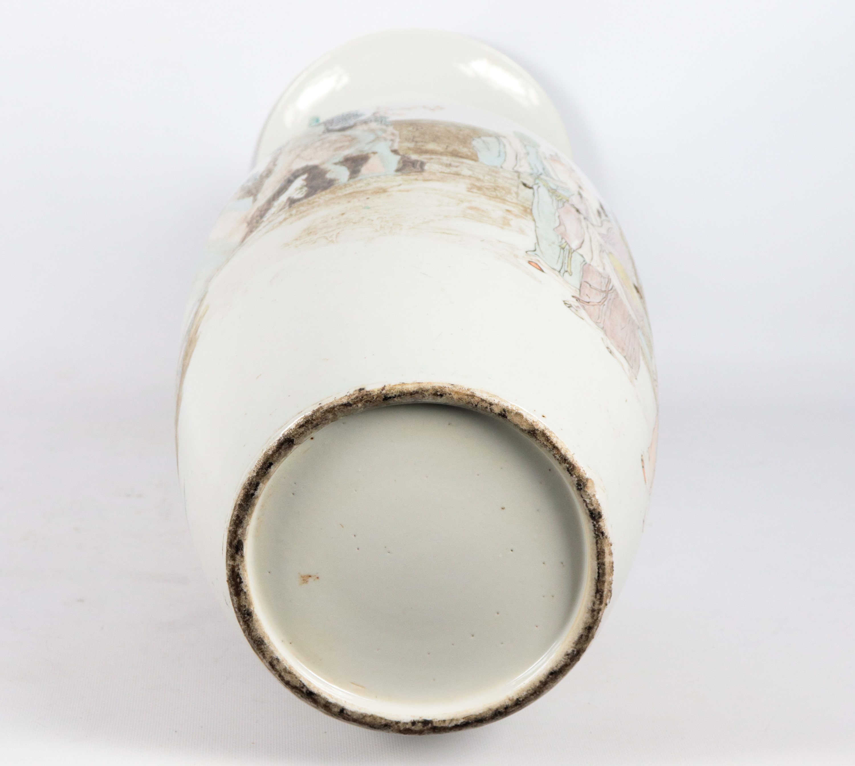 Antico vaso cinese in porcellana Periodo Tao Kuang (1821-1850), interamente decorato con smalti p...