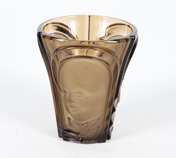 Vaso Decò in cristallo color ambra con volti di donne e bambina a rilievo. Att.to ad August Walter che fondò la sua vetreria vicino Dresda nel 1882