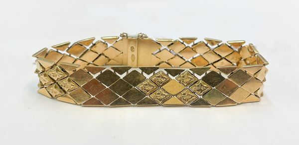 Bracciale in oro giallo 18kt lavorato a rombi con chiusura a scomparsa, gr. 24,7
