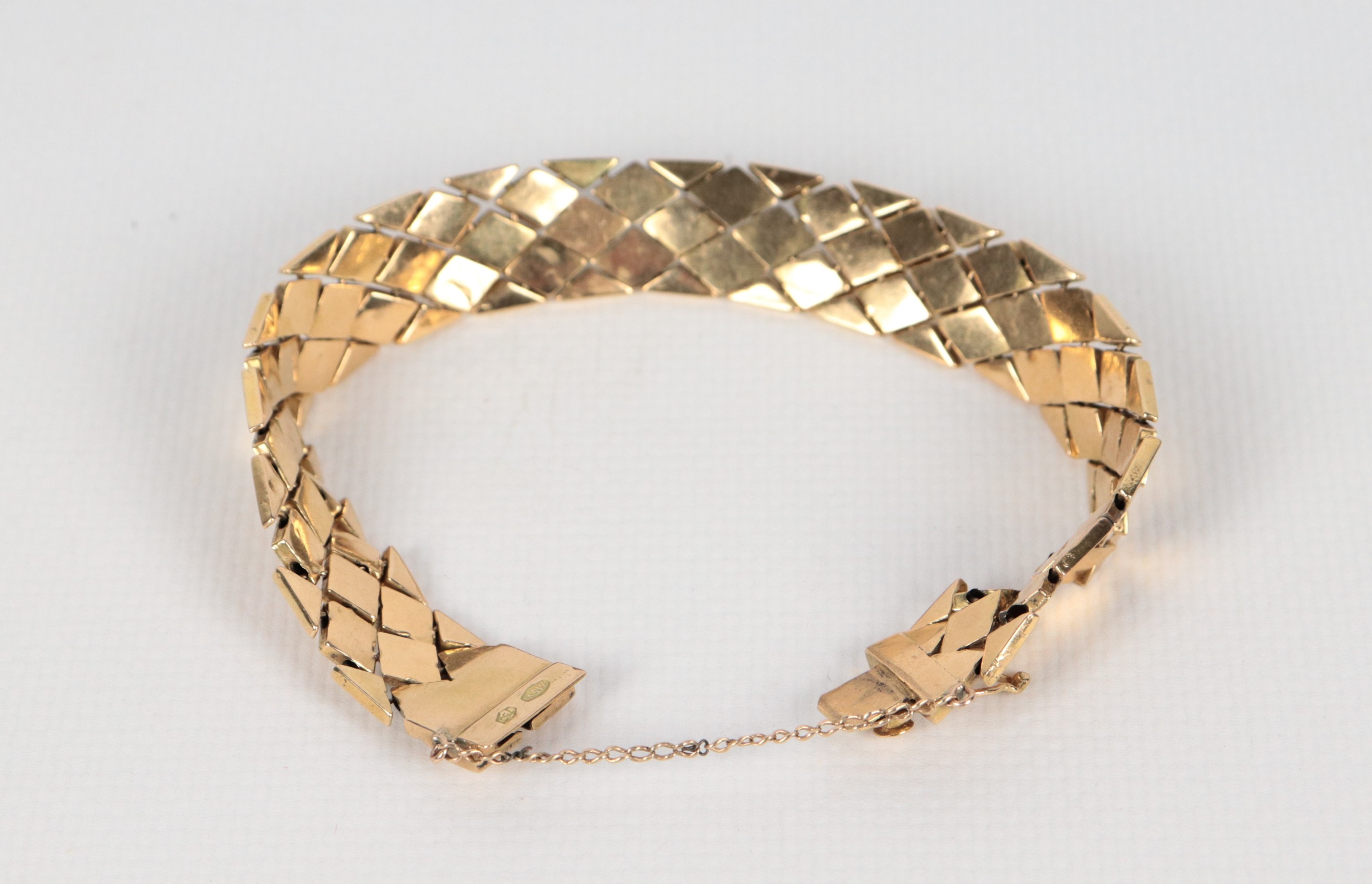 Bracciale in oro giallo 18kt lavorato a rombi con chiusura a scomparsa, gr. 24,7