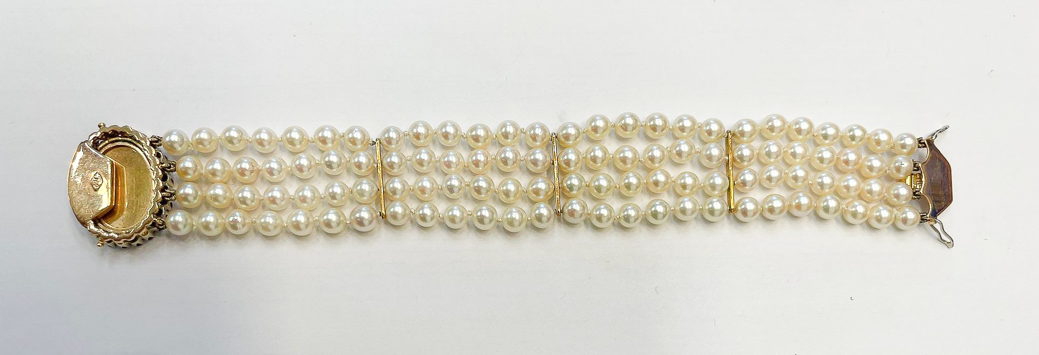 Bracciale di perle a quattro fili, chiusura in oro giallo 18kt con ovale in smalto policromo a mo...