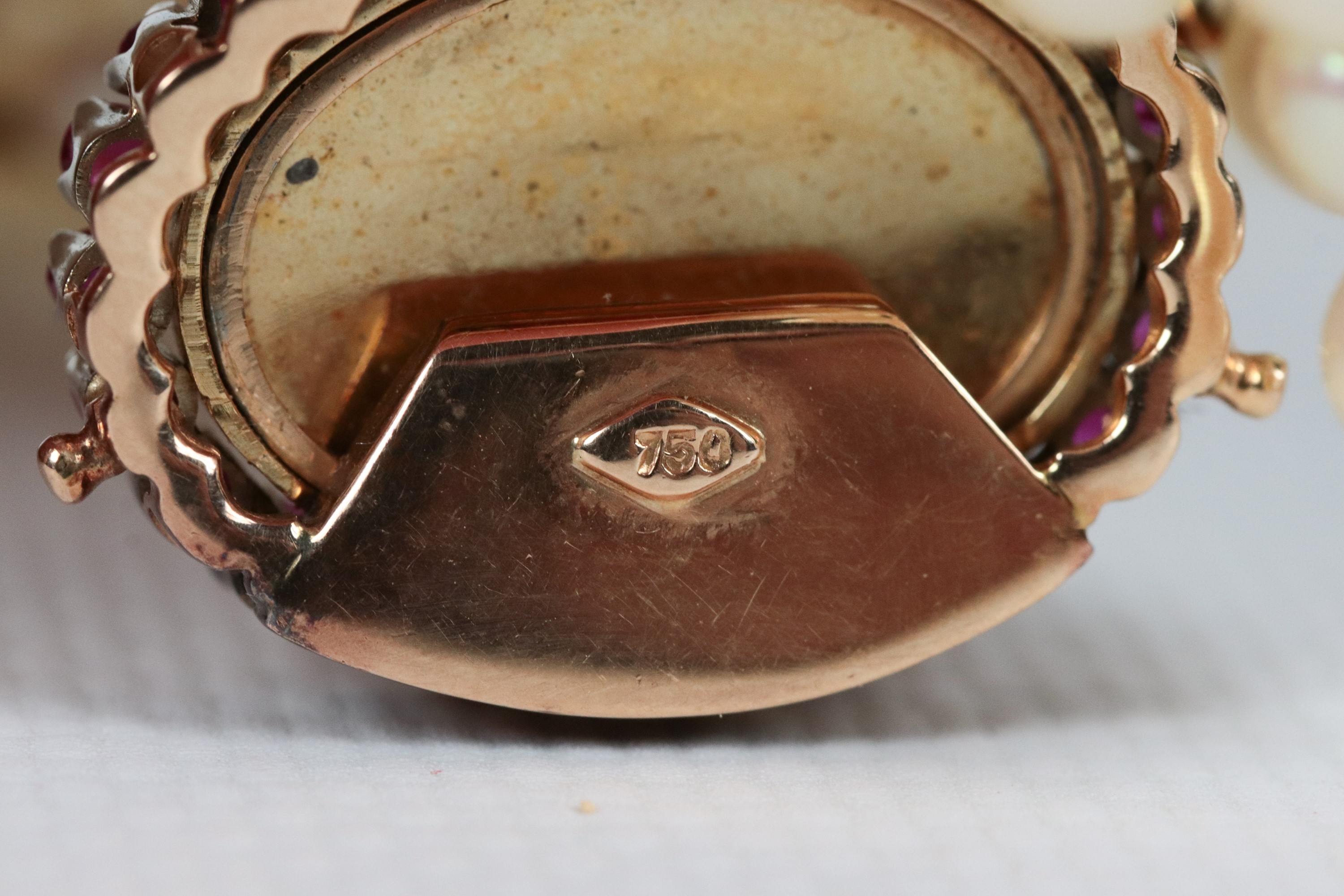 Bracciale di perle a quattro fili, chiusura in oro giallo 18kt con ovale in smalto policromo a mo...